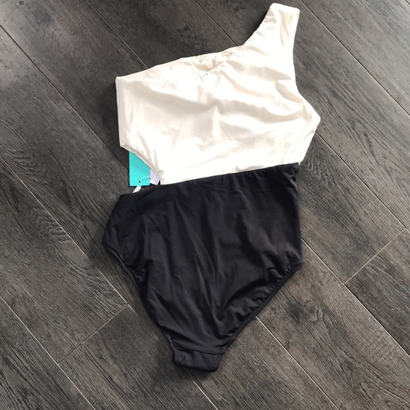 Sexy one piece - Picture 4 of 5